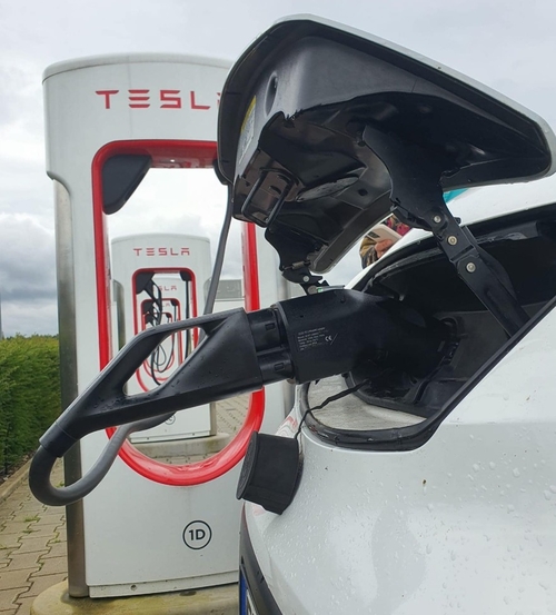 Latest company news about ¿Hay un adaptador para el Leaf para usar el Supercharger de Tesla?Sí, seguro.